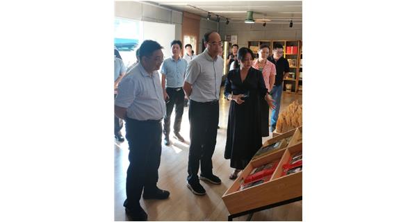 2021年9月18日上午，梧州市委副書記張惠強（中）在萬秀區委副書記成杰（左）陪同下來到公司食用菌基地調研，了解農業產業發展情況。張惠強強調，企業要發揮龍頭企業的帶動作用，要將鄉村振興與食用菌產業有機結合，帶動更多農民投身到食用菌產業中去，通過鄉村產業發展賦能鄉村振興。