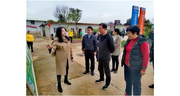 2023年2月11日上午，廣東省肇慶市封開縣委副書記、縣長丘燦輝，封開縣委副書記韋賢康一行到公司食用菌基地考察調研。梧州市萬秀區委副書記、區長易潔，副區長黃沛森陪同。